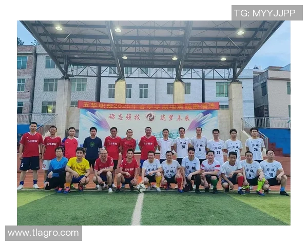 足球明星亲密互动瞬间拍肩膀视频集锦展现友谊与团队精神 足球明星亲密互动瞬间拍肩膀视频集锦展现友谊与团队精神